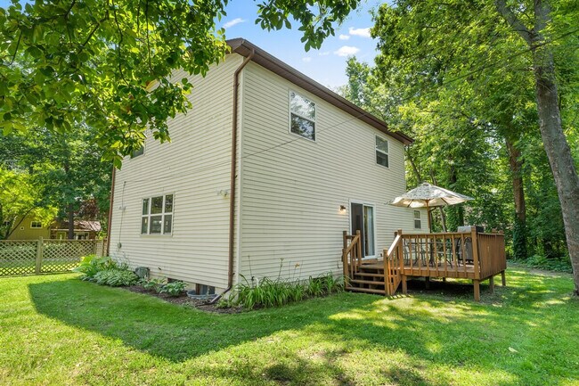 Building Photo - 4575 Oakestia St