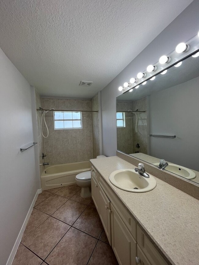 Building Photo - 133 Plainview Dr