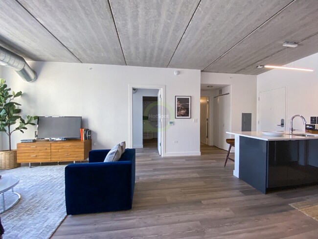 Building Photo - 816 W Sheridan Rd