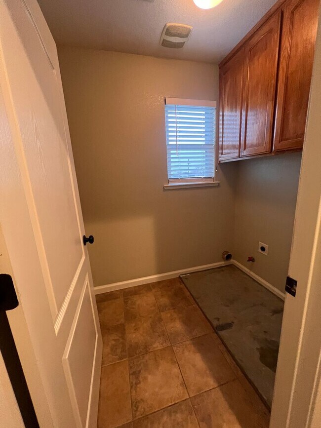 Building Photo - Large Two Story Home Recently Remodeled Available NOW