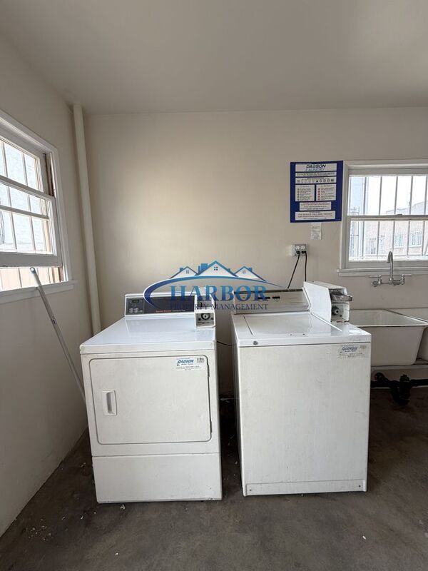 Building Photo - 213 W Manchester Blvd