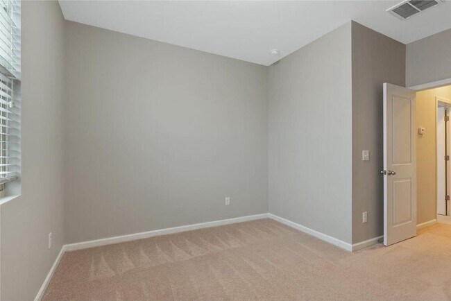 Building Photo - End Unit Townhome Available in Apex!