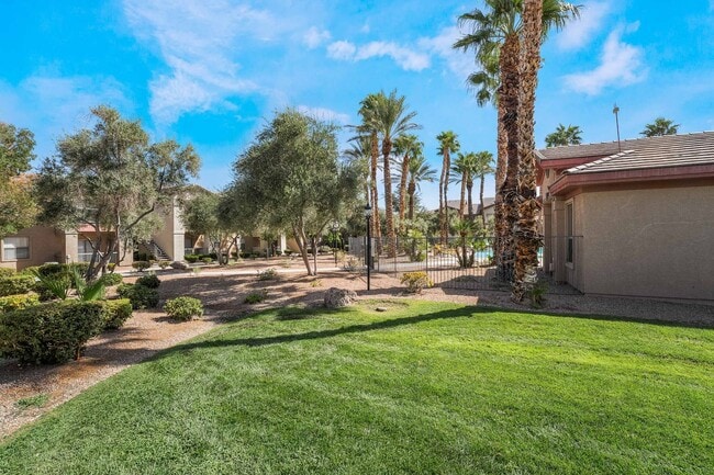 Building Photo - Beautiful Condo with Spacious Layout!