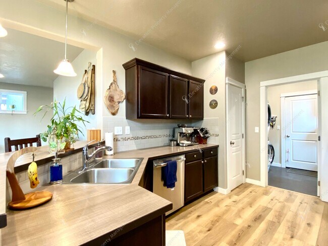 Building Photo - * Coming Soon * Beautiful Unfurnished 3-Be...