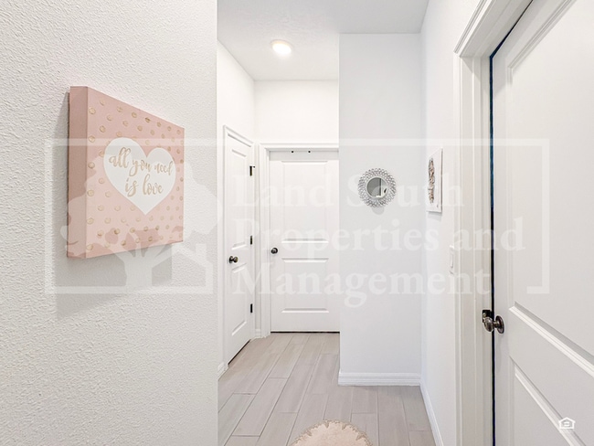 Building Photo - 6720 Great Bear Dr