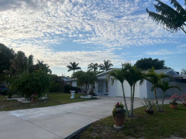 Building Photo - 1313 Mango Ave