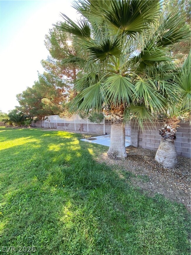 Building Photo - 2521 E Serene Ave