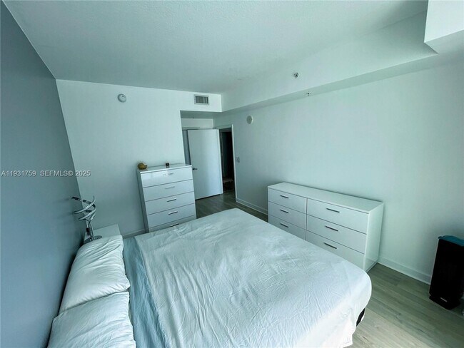 Building Photo - 1900 N Bayshore Dr