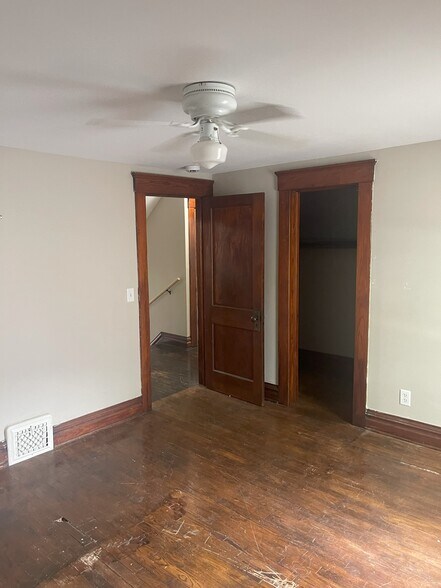 Building Photo - 607 N Sycamore St