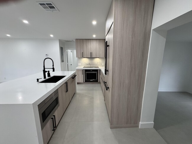 Building Photo - 1133 SW 11th St