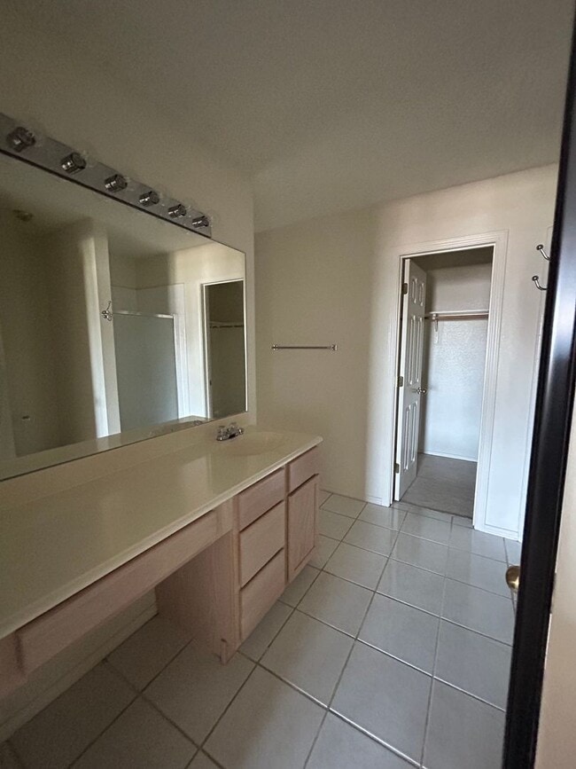 Building Photo - Spacious 4-Bedroom, 2.5-Bath Home in Plant...