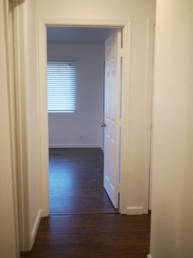 Building Photo - Charming 2-Bed, 1.5-Bath Home with 2-Car Garage in Hesperia, CA!