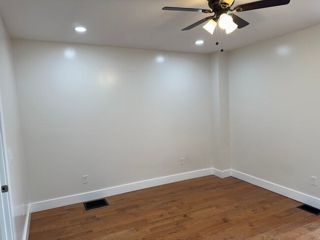 Building Photo - Great 1st Floor Duplex in Squirrel Hill! Available NOW!