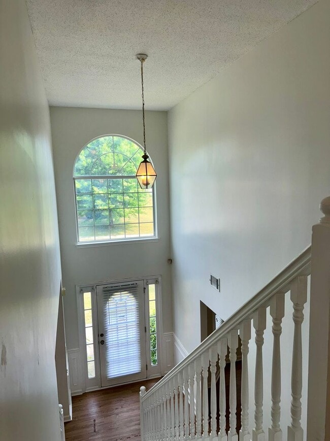 Building Photo - Huge 5 Bedroom Home with Sooo Much Space!