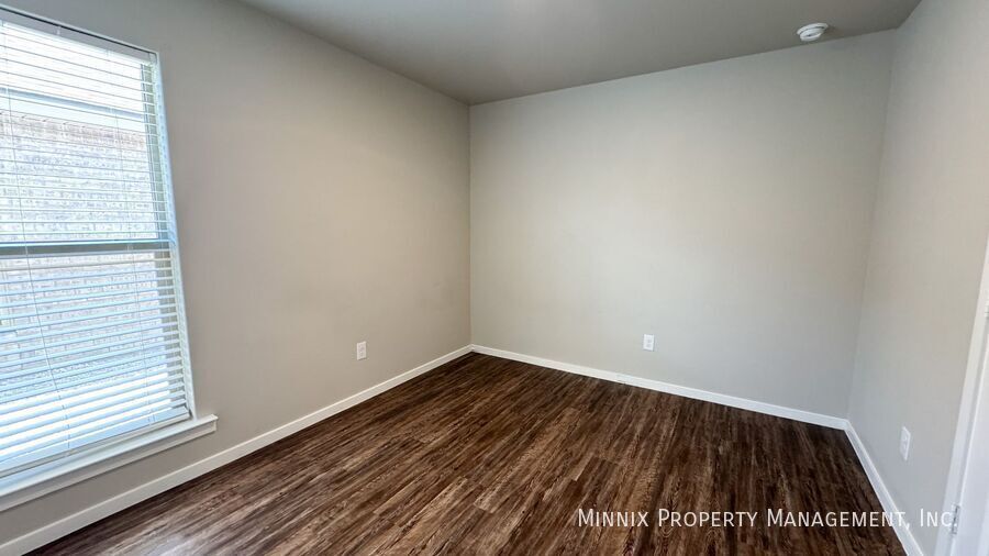Building Photo - 2033 Kenwood Ave