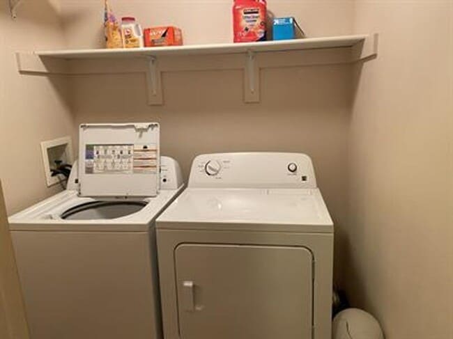 Building Photo - 3 bedroom 2 1/2 bath home in River Rock