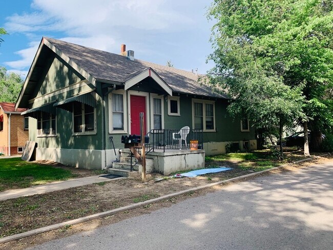 Building Photo - 5 Bed, 2 Bath Home NEAR CSU!