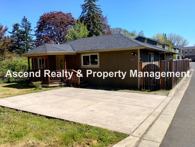 Primary Photo - *Price Drop & Move In Special* One Level O...