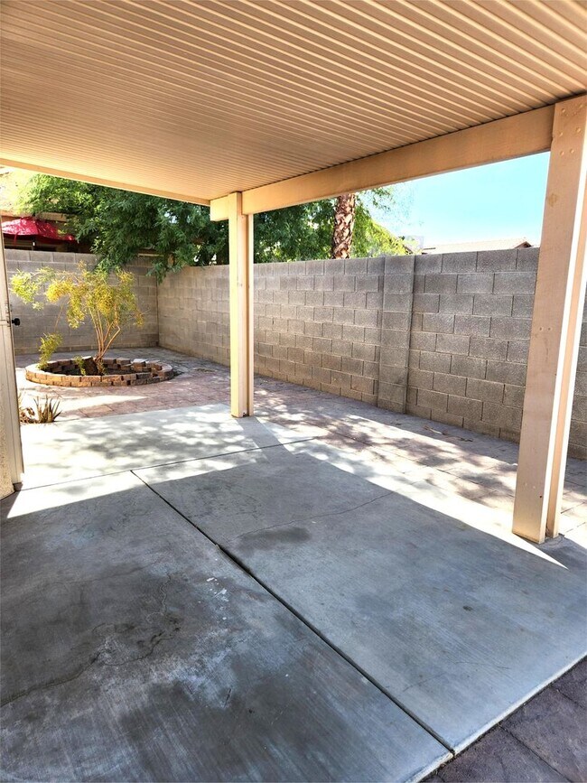 Building Photo - Single-Story Home with 2-Car Garage in Cul...
