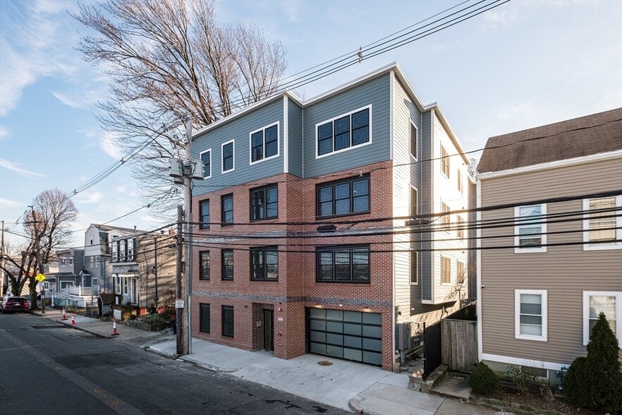 Primary Photo - 125 Addison St