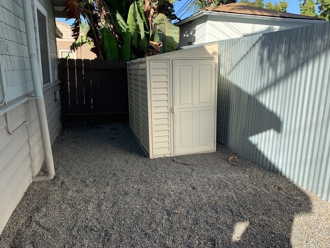 Building Photo - Adorable 2 Bedroom Cottage with Fenced yard, Washer+Dryer, Dishwasher, Reserved Parking!