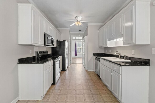 Building Photo - Townhome in Evans