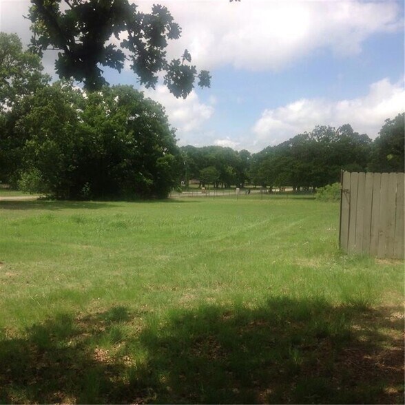 Building Photo - 2112 Tanglewood St