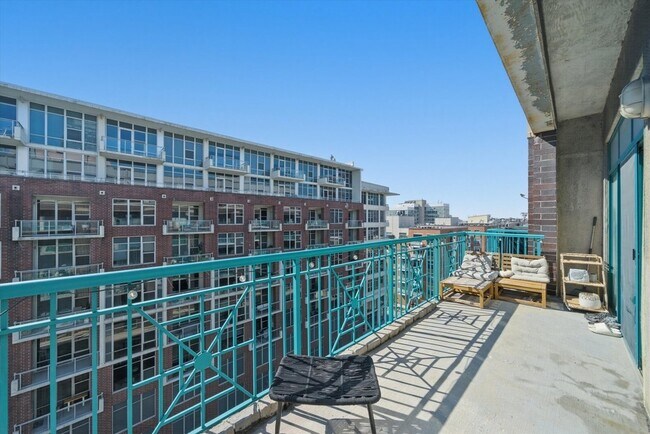 Building Photo - 910 W Madison St