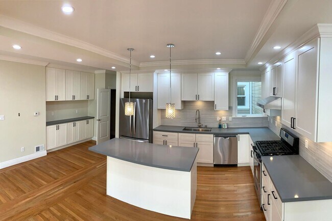 Building Photo - 423-425 11th