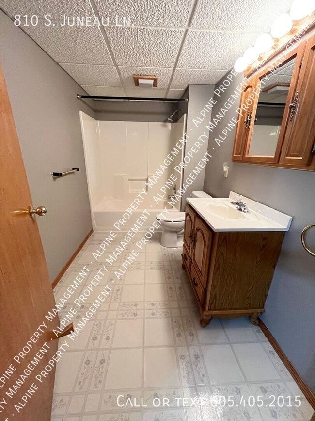 Building Photo - 810 S Juneau Ln
