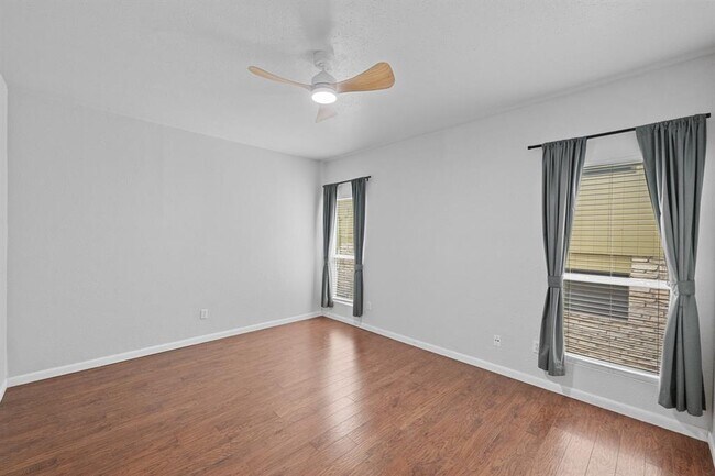 Building Photo - 1217 1/2 W 39th St