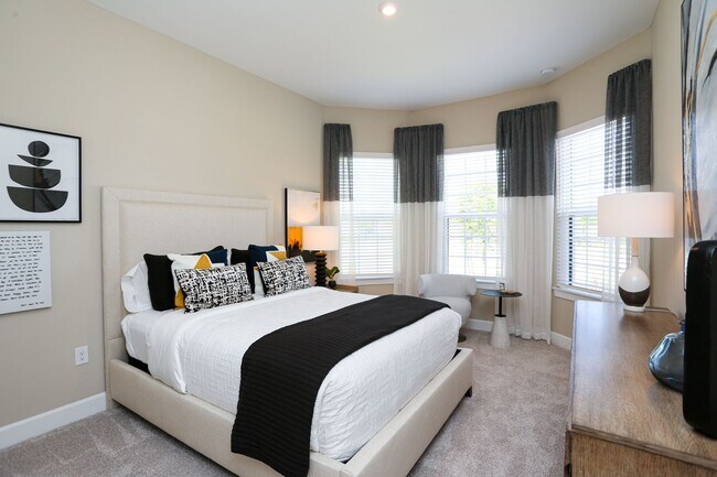 Building Photo - BRAND NEW** STUNNING POOL HOME**PROFESSIONALLY DECORATED**3 BEDS + DEN/ 3 FULL BATHS***ESPLANADE ...