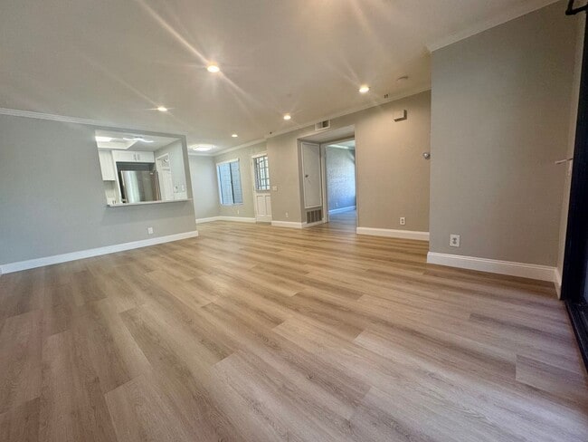 Building Photo - 2 Bedroom, Newly Renovated Beautiful Condo...
