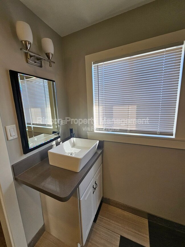 Building Photo - 2810 Sherwin Ave