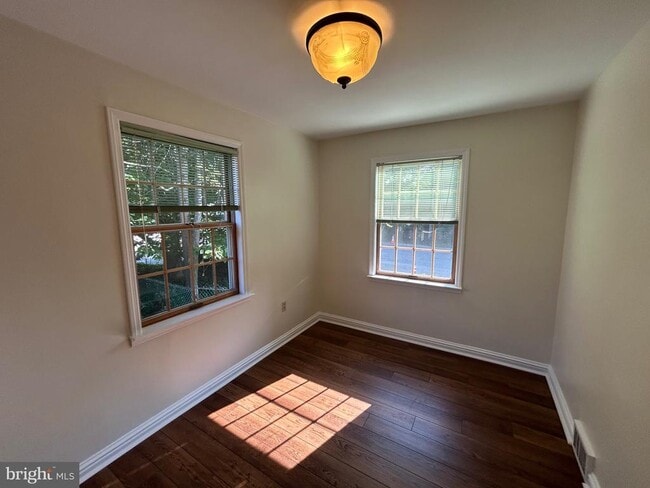 Building Photo - 214 Grayling Ave