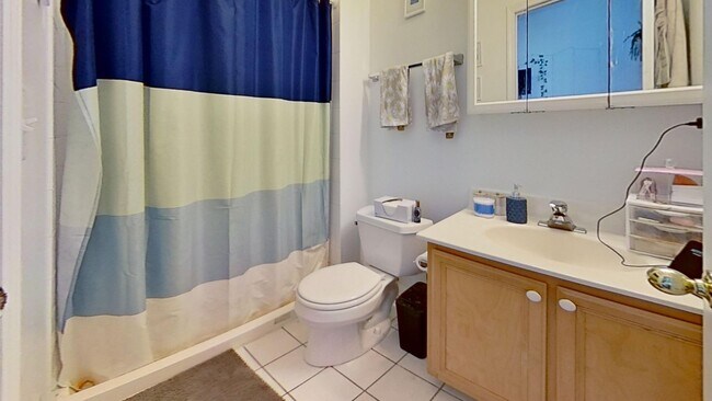 Building Photo - Third Floor Lincoln Park 3 Bed 2 Bath