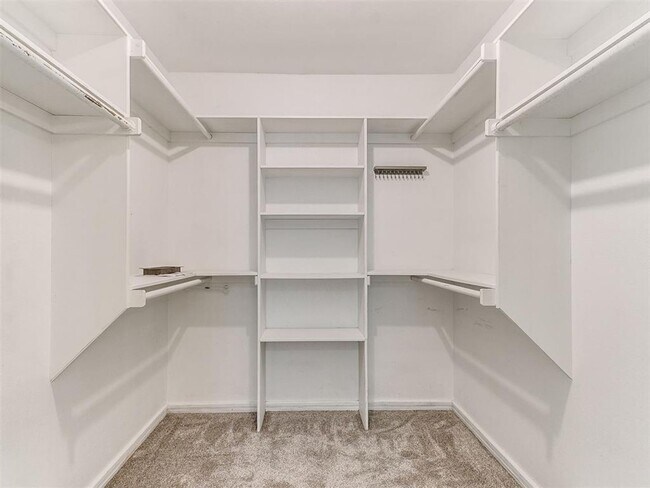 Building Photo - Family Home + Pool!