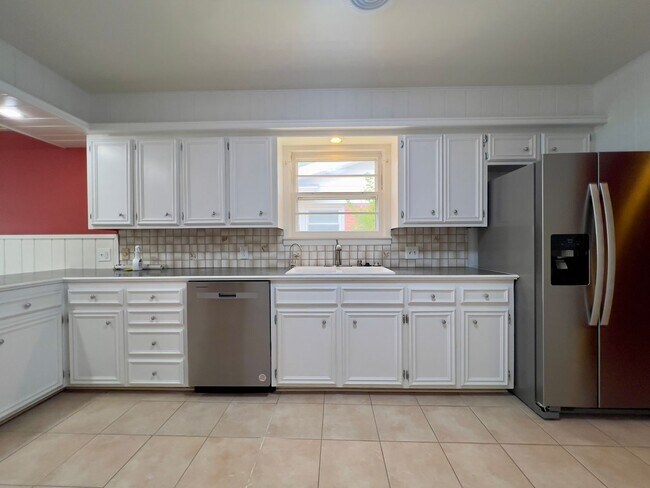 Building Photo - Stunning Large 3 Bedroom Home!