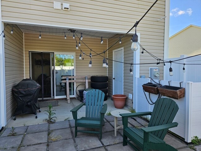 Building Photo - 2 bedroom, 2.5 bath unfurnished end unit townhouse in Sneads Ferry Justice Farm Townhome community