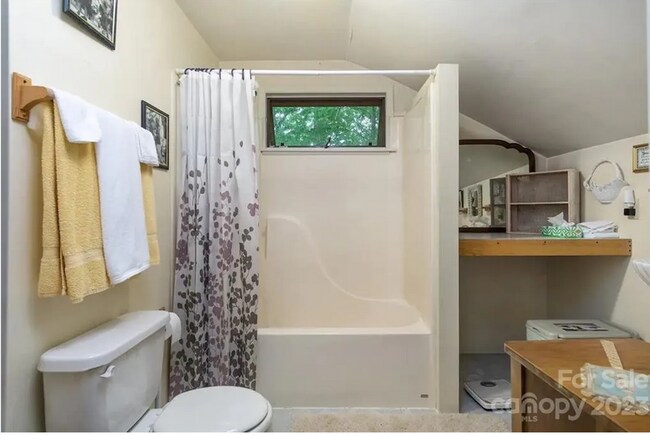 Building Photo - Woderfully Furnished Mountain Home