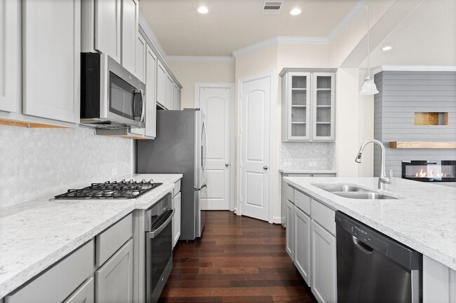 Building Photo - 2021 Cambridge Heights Pl