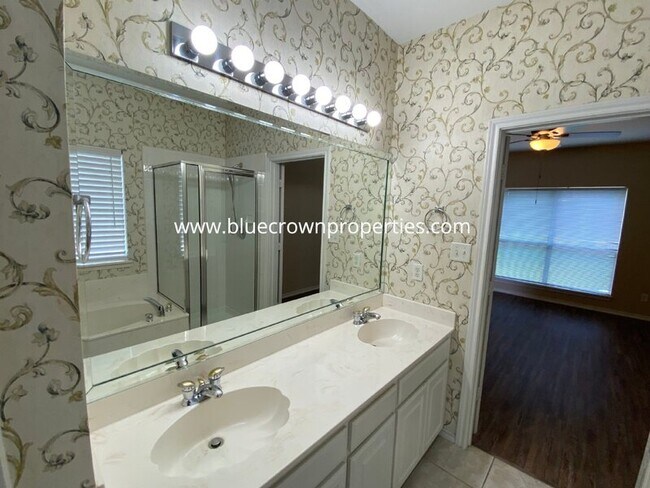Building Photo - 1829 Carver Dr