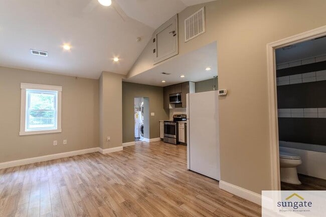 Building Photo - 624 Military Ave