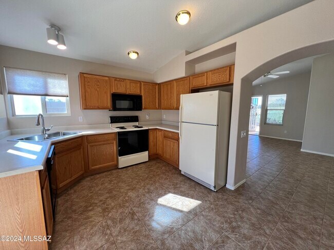 Building Photo - 8820 N Mesquite Bluffs Pl
