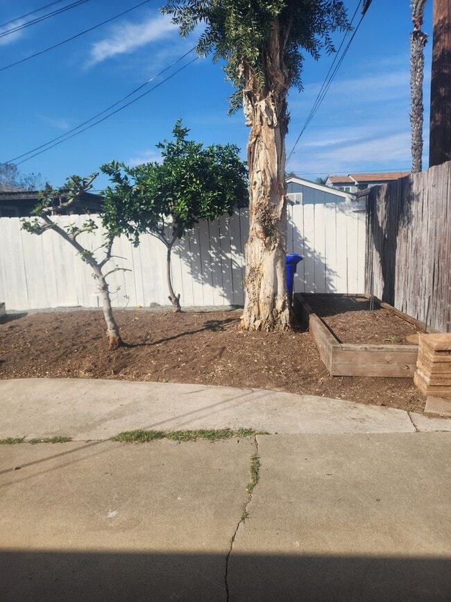 Building Photo - Private 2 bedroom 1 bath home