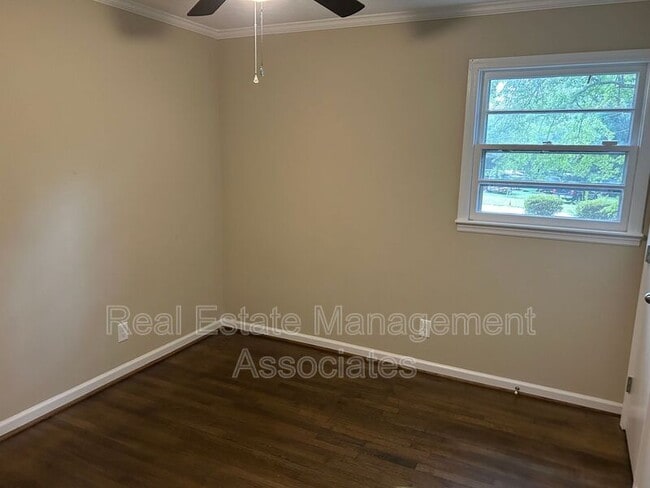Building Photo - 2050 Lewis Dr