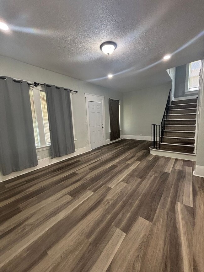 Building Photo - 13721 Beachwood Ave