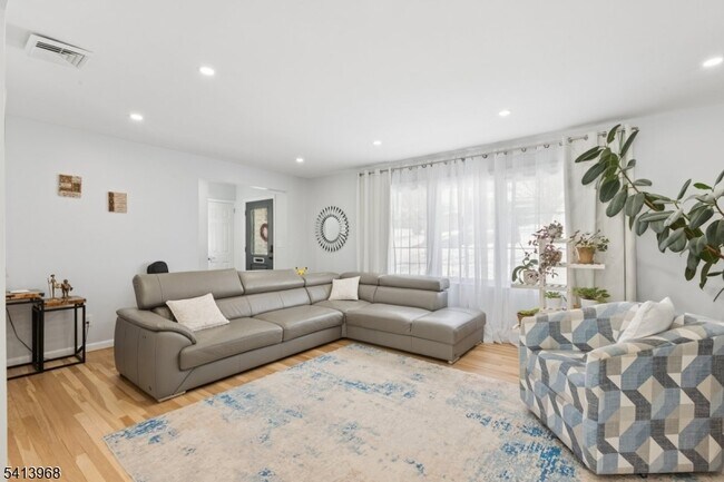 Building Photo - 11 Lewis Ln