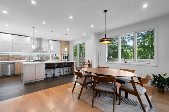 Building Photo - 5 Bed 4.5 Bath - Bethesda Contemporary Home