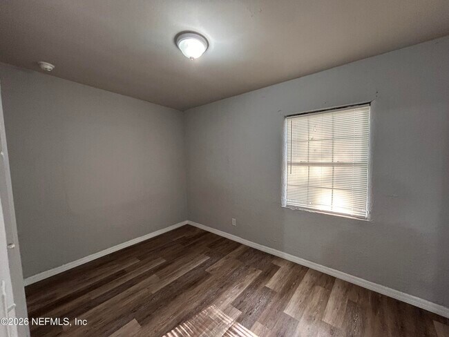 Building Photo - 1648 Loyola Dr N